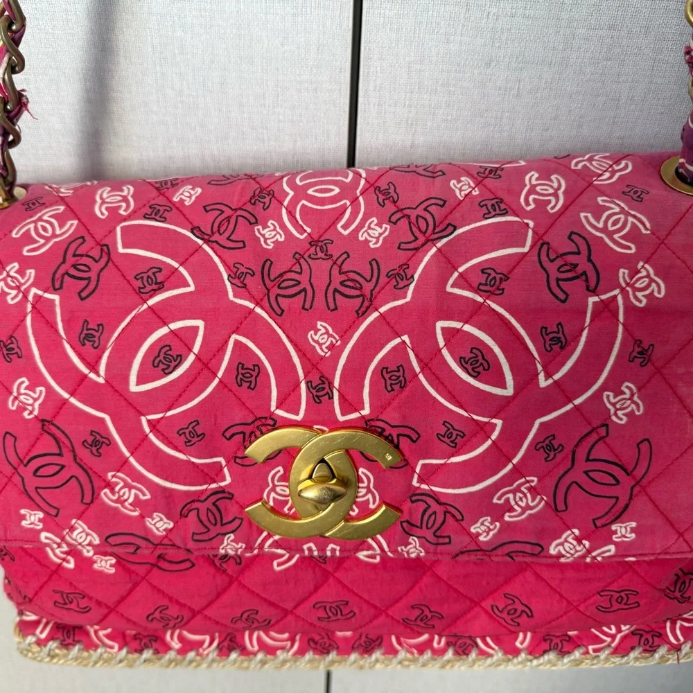 CHANEL Red Quilted Bag with 24kt plated CC logo - Picture 3 of 14